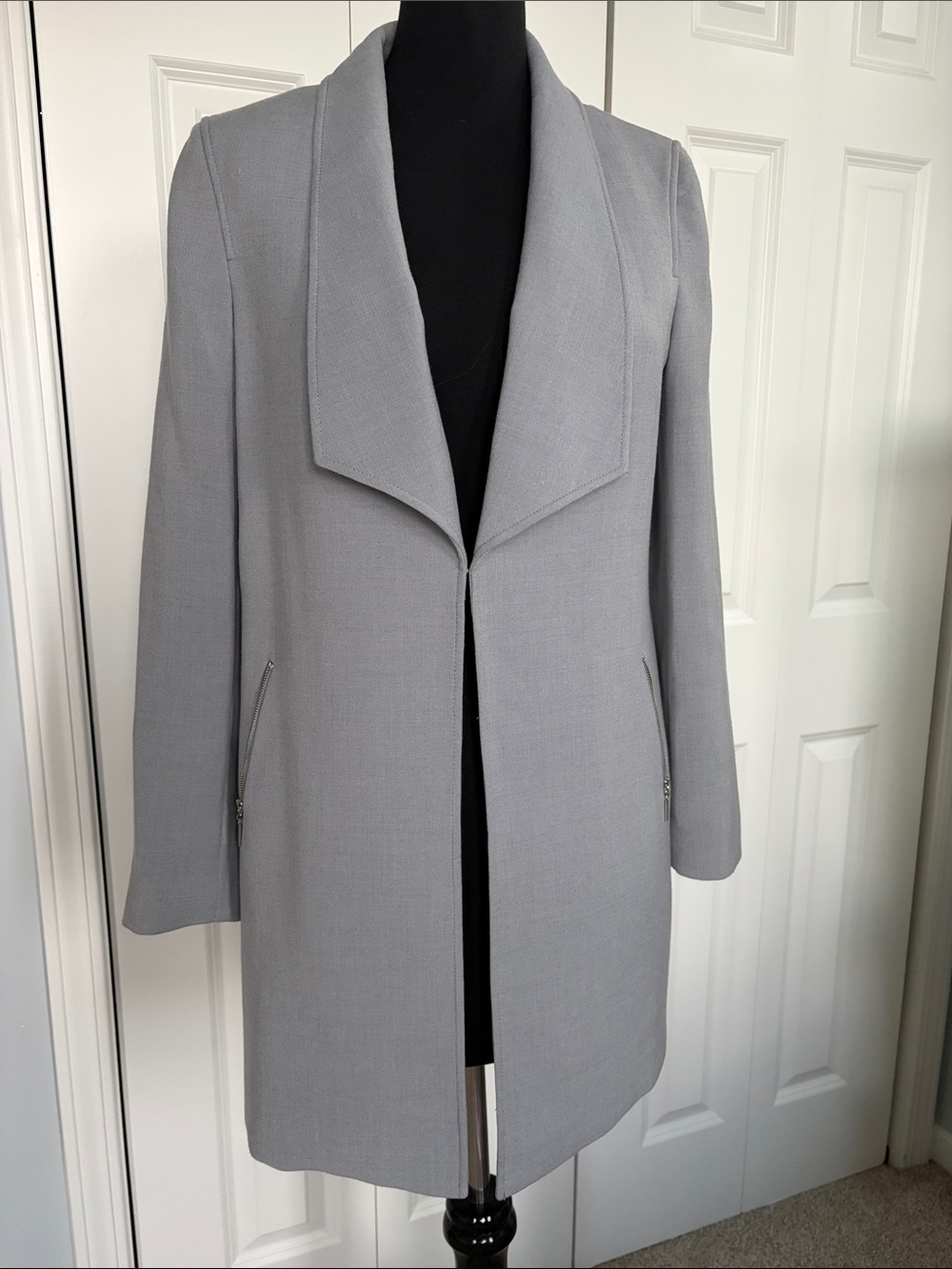 Tahari Women’s Light Gray Open-Front Coat. 10
Like new .